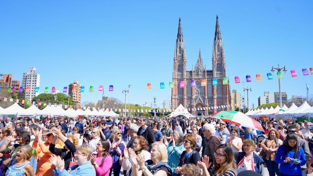 La colectividad italiana colmó de arte y gastronomía la plaza Moreno