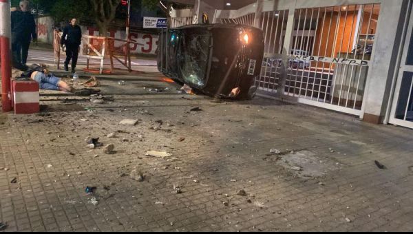 Por poco no fue tragedia: Chocó y volcó contra el portón de un edificio