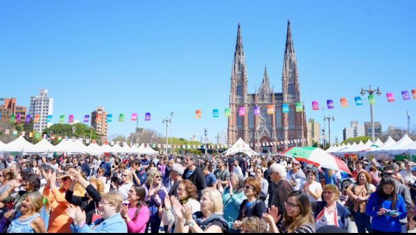 La colectividad italiana colmó de arte y gastronomía la plaza Moreno