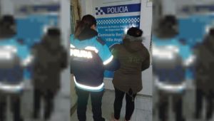 Detuvieron a una mujer acusada de intentar atacar a su hijo de 14 años con un cuchillo