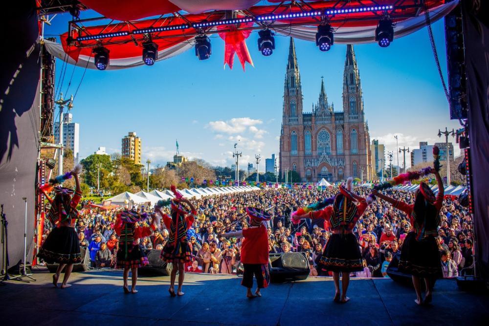 Música, danzas, gastronomía y más: La Plata palpita una nueva edición de “Perú Vive”