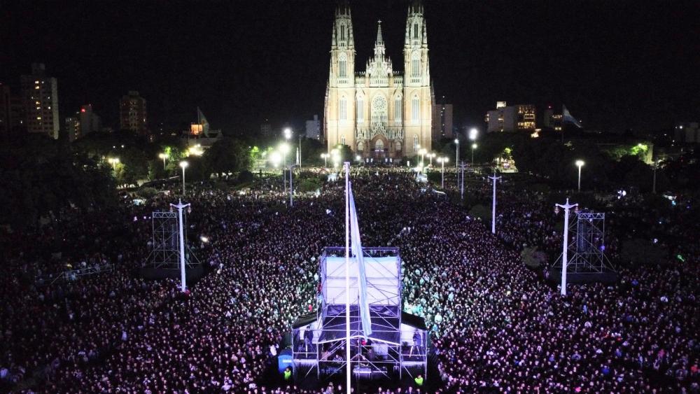 Más de 125 mil personas llenaron Plaza Moreno