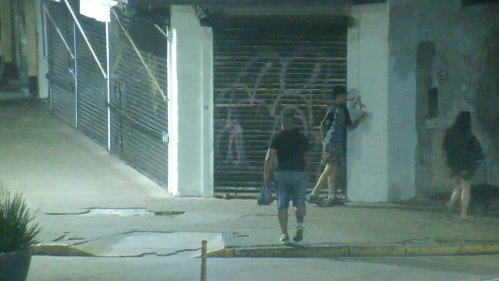 Detienen a dos personas tras vandalizar frentes de comercios y viviendas en La Plata