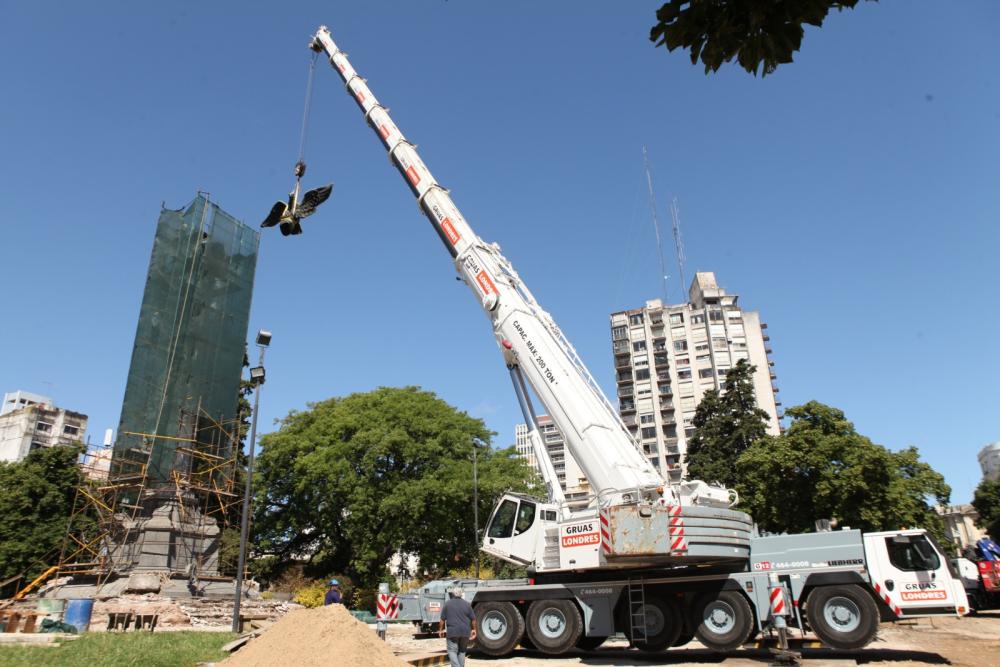 Con la remoción del águila, comenzó la reubicación del monumento de Plaza Italia