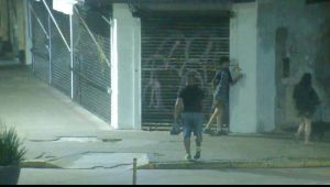 Detienen a dos personas tras vandalizar frentes de comercios y viviendas en La Plata