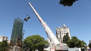 Con la remoción del águila, comenzó la reubicación del monumento de Plaza Italia