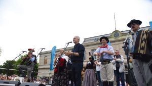 Alak celebró el Día de la Tradición en La Plata con un multitudinario desfile en Meridiano V