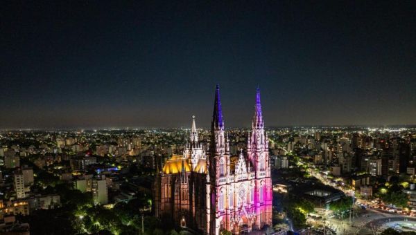 Ante una multitud, la Catedral platense recuperó su esplendor con un espectáculo sinfónico y mucha emoción