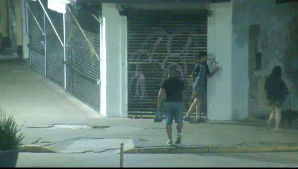 Detienen a dos personas tras vandalizar frentes de comercios y viviendas en La Plata