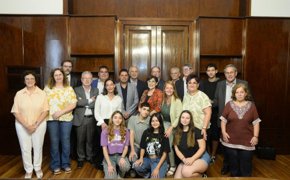 Alak anunció obras en una escuela de Villa Elisa para dar solución a un reclamo histórico